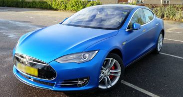 Tesla Model S in het blauw gecarwrapt