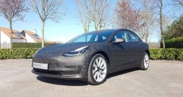 Tesla Model 3 in grijs gecarwrapt